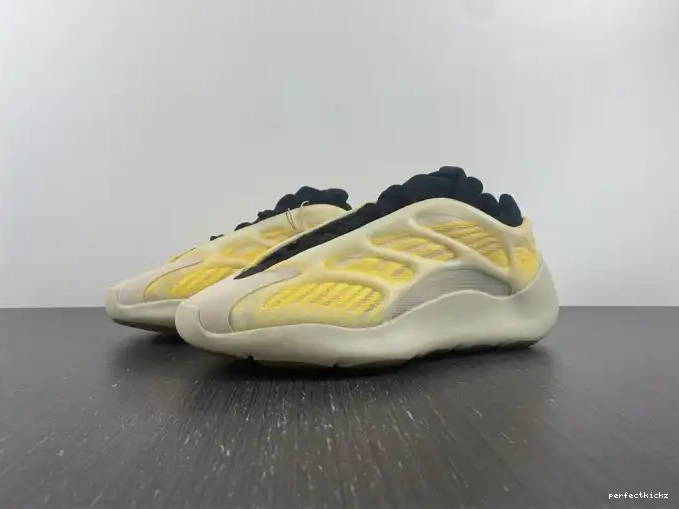 Safflower V3 700 HP5425 Mono Yeezy Adidas 0501